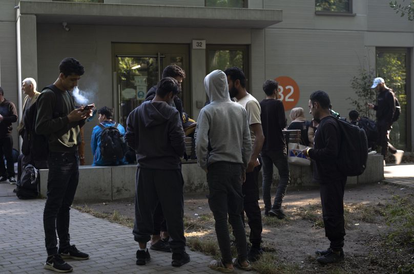 September 2023: Asylbewerber stehen vor dem Zentralen Registrierungszentrum für Asylsuchende in Berlin Schlange.