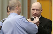 Anders Behring Breivik ve avukatı Marte Lindholm, 8 Ocak Pazartesi günü Oslo Bölge Mahkemesi'nde davası görülürken
