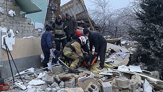 Equipos de rescate ayudan a un herido después de que los ataques rusos destruyeran viviendas en Novomoskovsk, cerca de Kryvyi Rih (Ucrania) este lunes 8 de enero