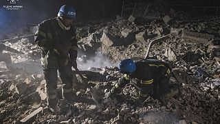 Equipas de bombeiros procuram por sobreviventes nos escombros