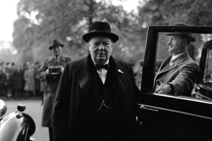 Winston Churchill brit kormányfő a Downing Street 10 előtt - London, 1945. május 1.