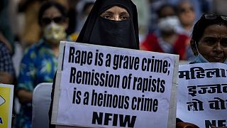 Hindistan'da toplu tecavüz sanıklarının erken tahliyesine ilişkin kararı kınayan pankart taşıyan bir Müslüman kadın 