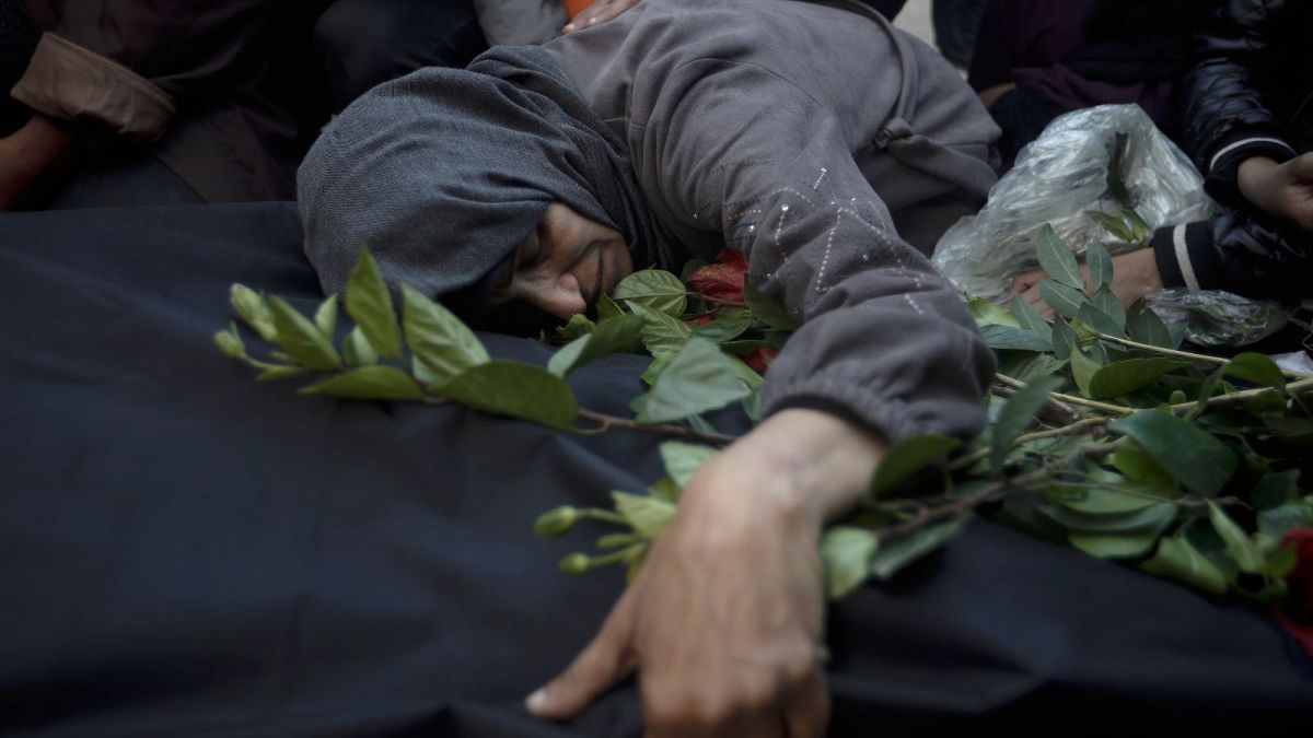 Палестинцы оплакивают близких, погибших в результате бомбардировки Хан-Юниса, 24 декабря 2023 года.