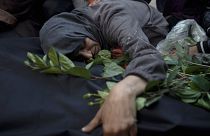 Palestinos lloran a sus familiares muertos en el bombardeo israelí de la Franja de Gaza ante un depósito de cadáveres en Khan Younis el domingo 24 de diciembre de 2023.