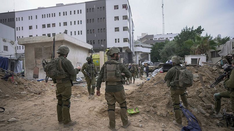 Израильские солдаты возле больницы "Аш-Шифа" в городе Газа, 22 ноября 2023 года.