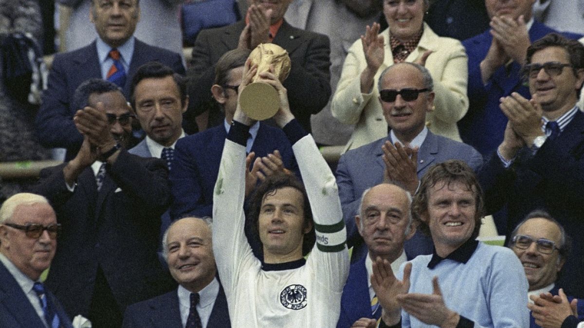 Beckenbauer, amint csapatkapitányként magasba emeli a VB-trófeát 1974-ben