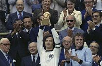 Beckenbauer, amint csapatkapitányként magasba emeli a VB-trófeát 1974-ben