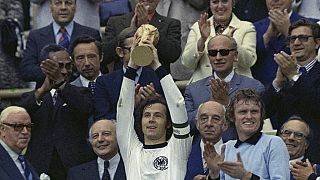 Kaptan Franz Beckenbauer, Dünya Kupası finalinde takımının Hollanda'yı 2-1 yenmesinin ardından Dünya Kupası kupasını kaldırıyor, 7 Temmuz 1974