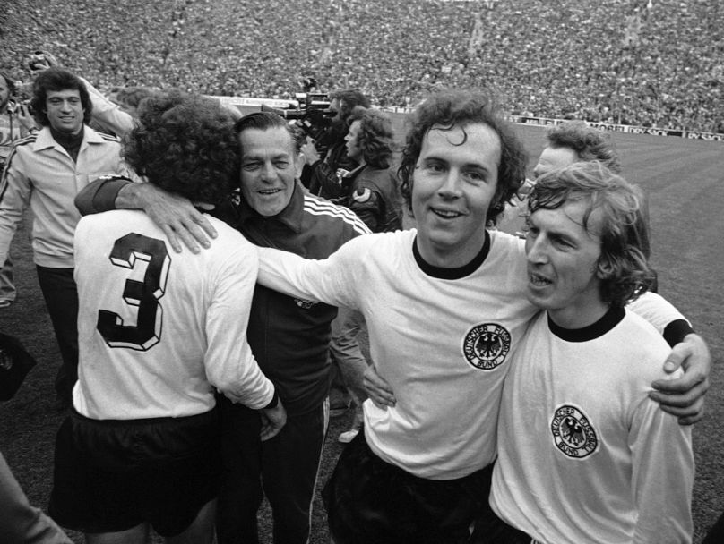 Kaptan Franz Beckenbauer (sağdan ikinci), Dünya Kupası finalinde takımının Hollanda'yı 2-1 yenmesinin ardından Dünya Kupası kupasını kaldırıyor, 7 Temmuz 1974