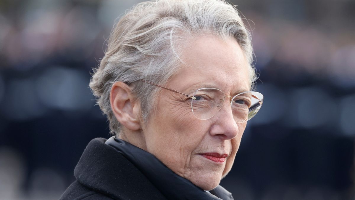 Френският премиер Елизабет Борн подава оставка