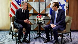 Le secrétaire d'État américain Antony Blinken, à gauche, rencontre le président israélien Isaac Herzog, à droite, à Tel Aviv, Israël, mardi 9 janvier 2024,