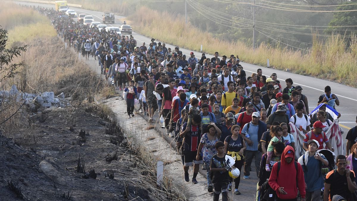 Migrantes caminan por la carretera que atraviesa Arriaga, estado de Chiapas en el sur de México, el 8 de enero de 2024.