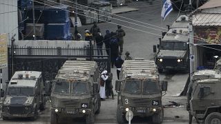 قوات إسرائيلية تعتقل رجالاً فلسطينيين خلال مداهمة عسكرية في مخيم نور شمس للاجئين في طولكرم  في 3 يناير 2024.