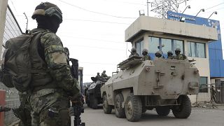 قوات الأمن الإكوادوري في الشوارع عقب فرار زعيم العصابة
