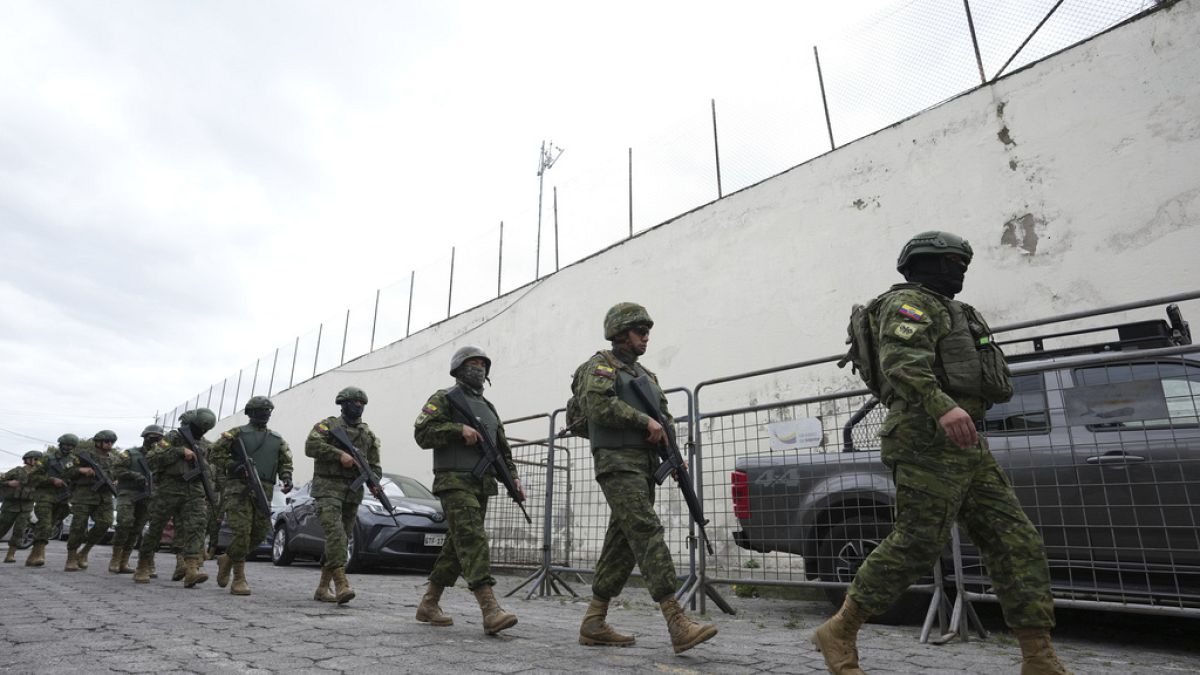 Soldados se disponen a entrar en una prisión de Quito el lunes, después de que el domingo se reportase la desaparición de "Fito" de una cárcel de Guayaquil