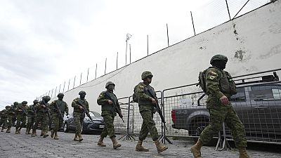 La polizia e i militari in Ecuador si preparano a domare una rivolta nella prigione di El Inca a Quito