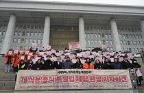 Attivisti per i diritti degli animali partecipano a una manifestazione a sostegno della legge per la messa al bando della carne di cane davanti all'Assemblea Nazionale a Seoul