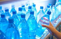 Neue Forschungsergebnisse zeigen, dass Wasser in Flaschen eine Viertelmillion winziger Plastikteile pro Liter enthält.