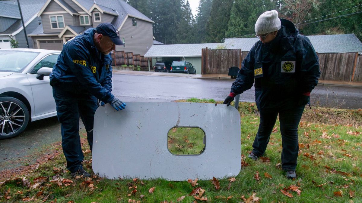 درپوش جدا شده از بدنه هواپیمای بوئینگ که در حیاط خلوت منزل یک معلم پیدا شد