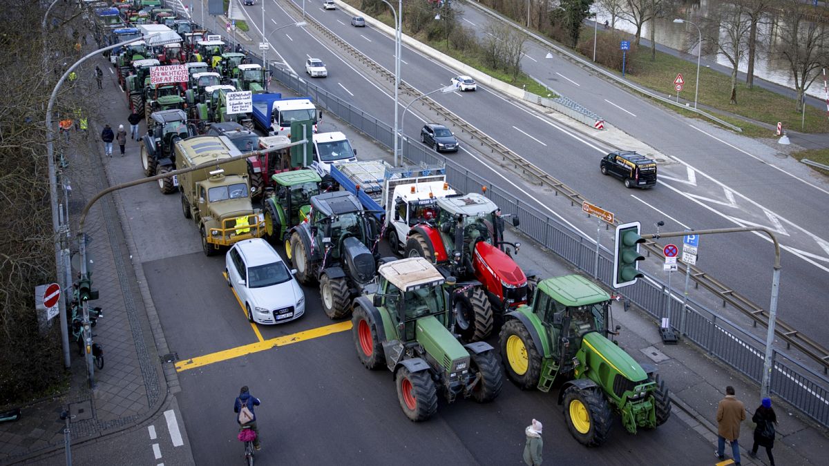 Tiltakozó gazdák traktorjai állják el az utat Saarbrückenben