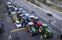 Tiltakozó gazdák traktorjai állják el az utat Saarbrückenben