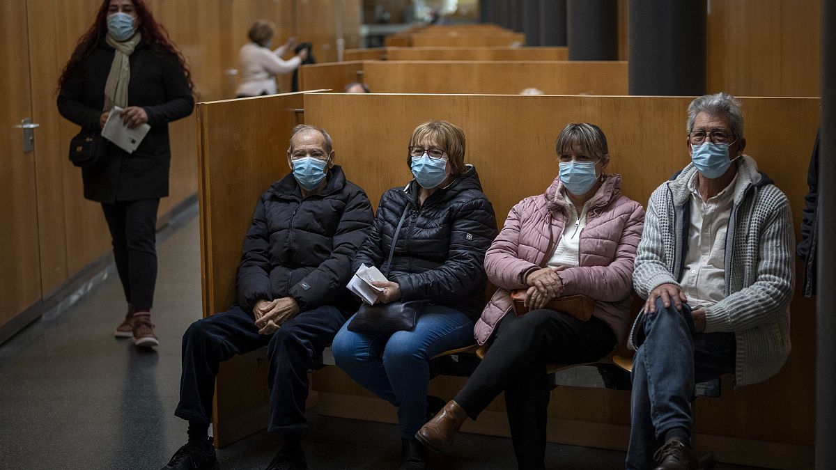 Elővigyázatosságból maszkot viselő betegek a barcelonai kórházban 2024. január 8-án