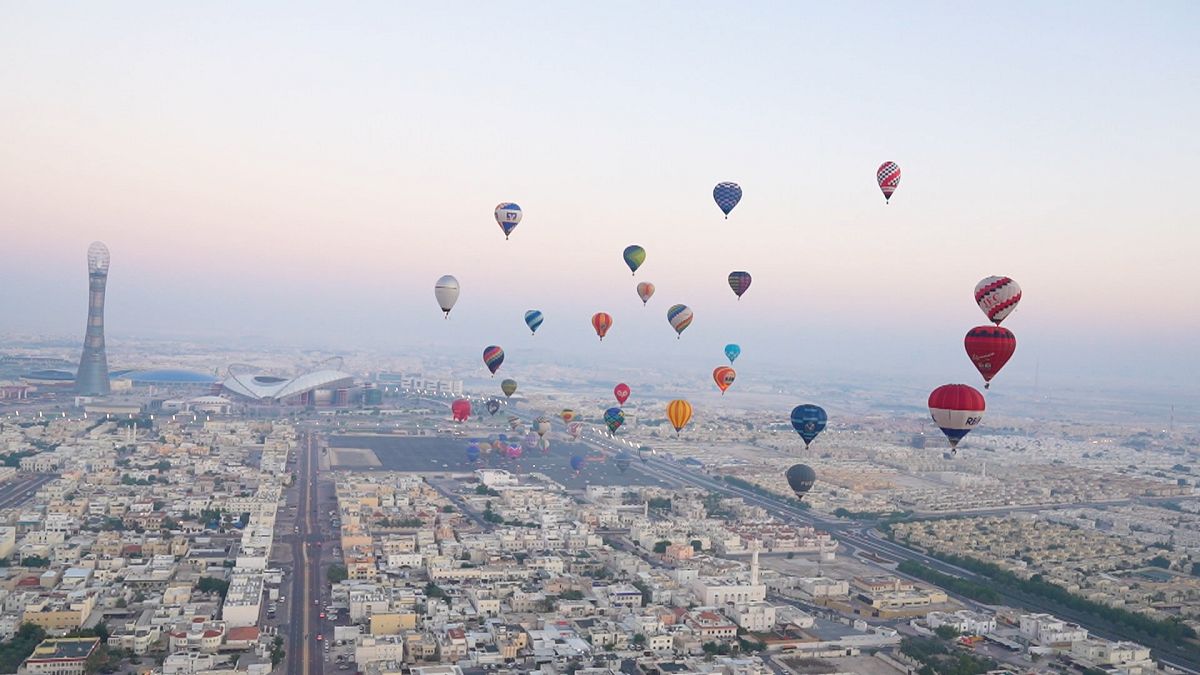 Genießen Sie die Wintersaison in Katar, von maritimen Traditionen bis hin zu Heißluftballons
