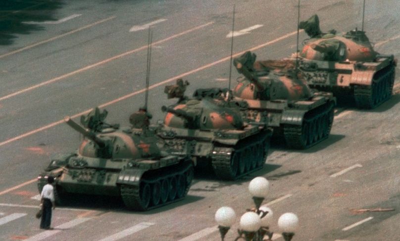 Egy férfi dacol a tankokkal a pekingi Tienanmen téren, 1989. június 5-én