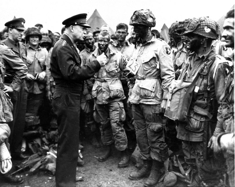 Dwight Eisenhower tábornok támadás előtti utolsó eligazítása