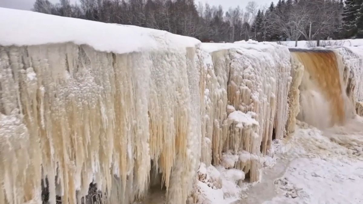Der größte Wasserfall in Estonien ist zu Eis gefrohren. 