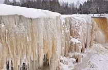 Der größte Wasserfall in Estonien ist zu Eis gefrohren. 