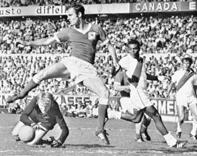 Beckenbauer biztosít kapusának Sepp Maiernek a Peru elleni, 1970-es vb-mérkőzésen, Mexikóban