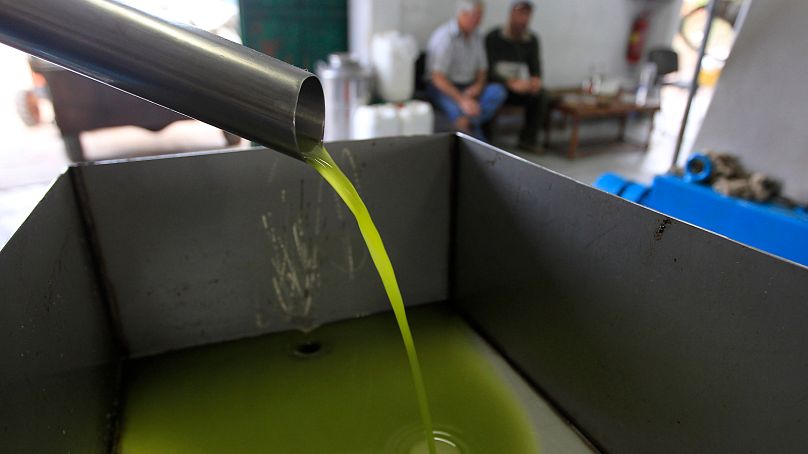 Olio d'oliva appena spremuto a Paros, Grecia