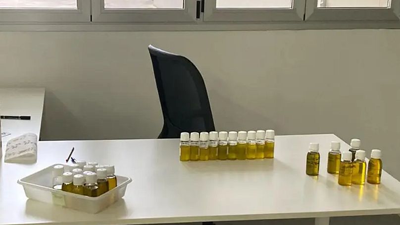 Alcuni campioni di olio d'oliva contraffatto sequestrati dalla autorità