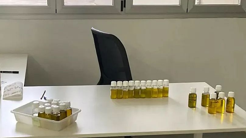 Beschlagnahmte Fläschchen mit gefälschtem Olivenöl