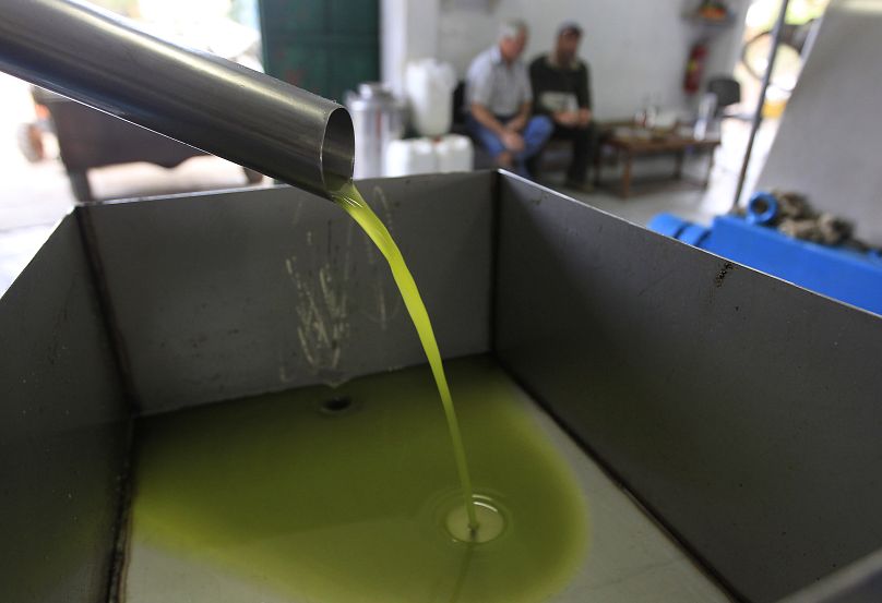 Aceite de oliva recién prensado en Paros, Grecia