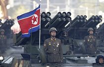 Archív fotó: észak-koreai katonák rakétavetős páncélozott járműveken állnak Phenjanban