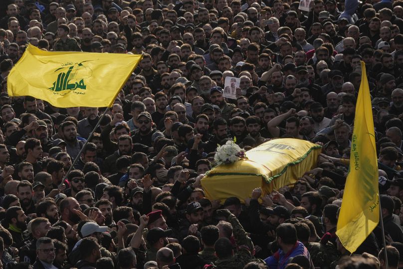 Bir İsrail hava saldırısında öldürülen Hizbullah'ın Rıdvan güçlerinin komutanı Visam Tavil, Lübnan'ın güneyinde binlerce kişinin katıldığı cenaze töreninin ardından defnedildi