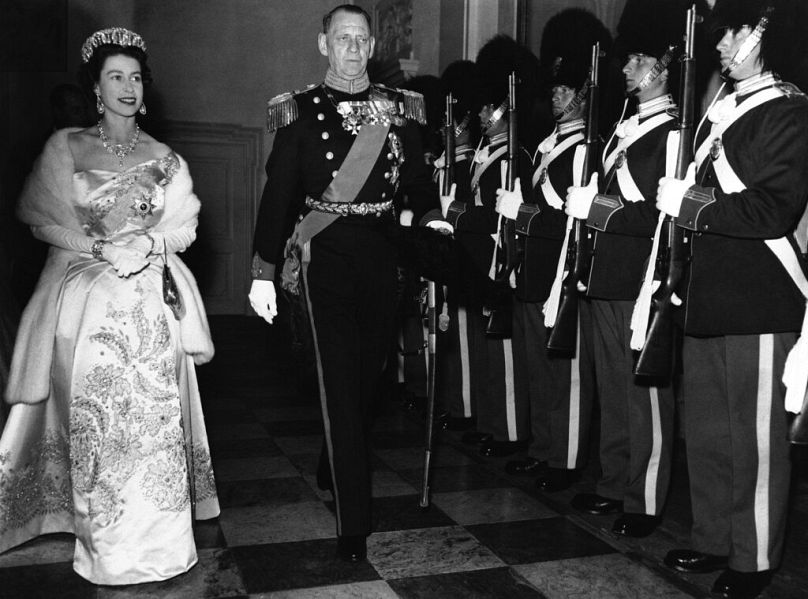1957-ben IX. Frigyes dán király fogadta II. Erzsébetet Koppenhágában