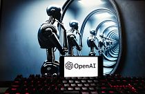 La Comisión Europea está evaluando si la inversión de 13.000 millones de dólares de Microsoft en OpenAI debe entrar en el ámbito de aplicación de la legislación sobre fusiones del bloque.