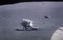 زمین خوردن فضانورد ناسا در ماه