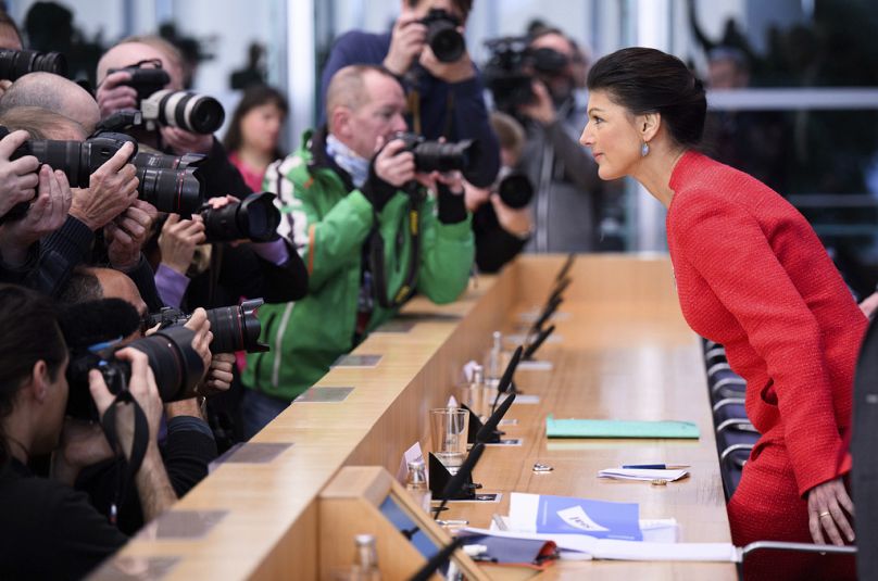 Alman politikacı Sahra Wagenknecht partisinin tanıtımı sırasında oturuyor, 8 Ocak 2024.