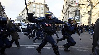 Genç bir siyahın polis copuyla tecavüze uğradığı iddiasının ardından polis şiddeti mağdurlarına destek vermek üzere Paris'te gösteri yapıldı, 18 Şubat 2017