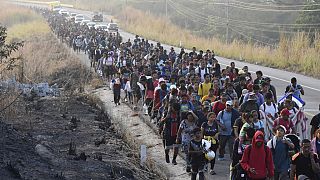 مهاجرون يسيرون على طول الطريق السريع عبر أرياجا بولاية تشياباس جنوب المكسيك، أثناء رحلتهم شمالًا نحو الحدود الأمريكية- 8 يناير 2024،