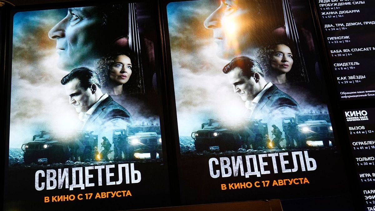 Un distributeur de billets avec une affiche du film "The Witness" est affiché dans le hall d'un cinéma à l'intérieur d'un centre commercial à Moscou, Russie, jeudi 17 août 2023\. 
