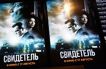Un distributore automatico di biglietti con la locandina del film "Il testimone" è esposto nella hall di un cinema all'interno di un centro commerciale a Mosca, in Russia, giovedì 17 agosto 2023\. 
