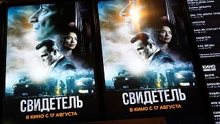 Ein Ticketautomat mit einem Plakat des Films "The Witness" in einer Kinolobby in einem Einkaufszentrum in Moskau, Russland, Donnerstag, 17. August 2023. 