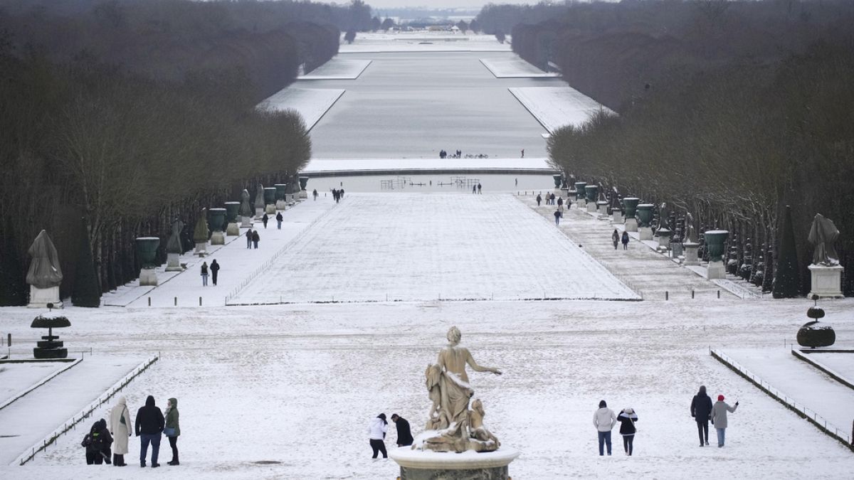  سياح يتجولون في حدائق قصر فرساي غرب باريس، حيث انخفضت درجات الحرارة إلى ما دون الصفر المئوي . 9 يناير 2024