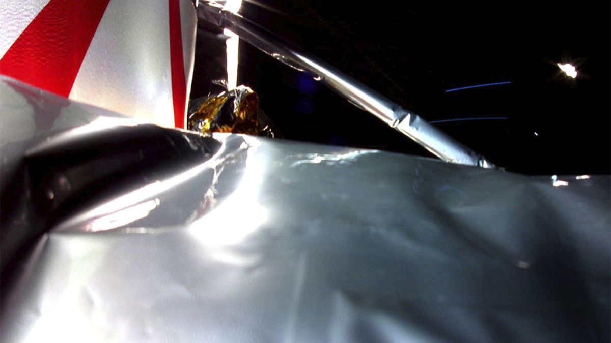 Monte edilmiş bir kameradan alınan görüntü, Peregrine iniş aracındaki yalıtımın hasar gördüğü bir bölümünü gösteriyor,