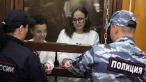La directora de teatro Zhenya Berkovich y la dramaturga Svetlana Petriychuk se encuentran en una jaula de vidrio en un tribunal de Moscú, Rusia, el 6 de septiembre de 2023.